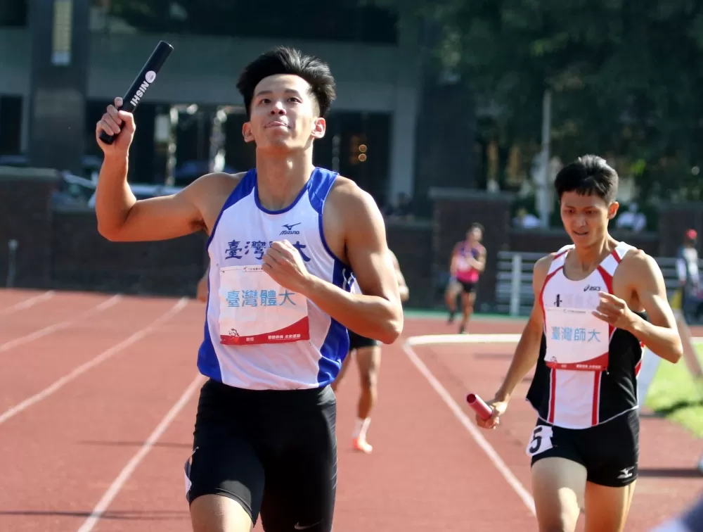 台體大第四棒楊隆翔率先抵達終點。林嘉欣／攝影。