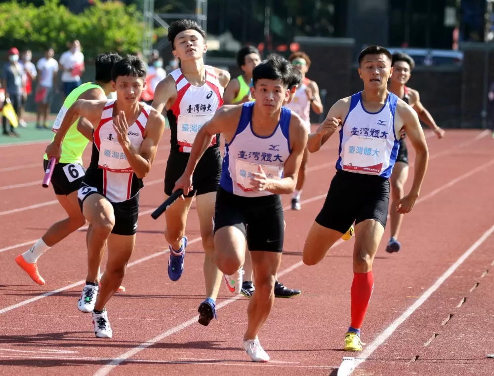 台體大第四棒楊隆翔接下棒子。林嘉欣／攝影。