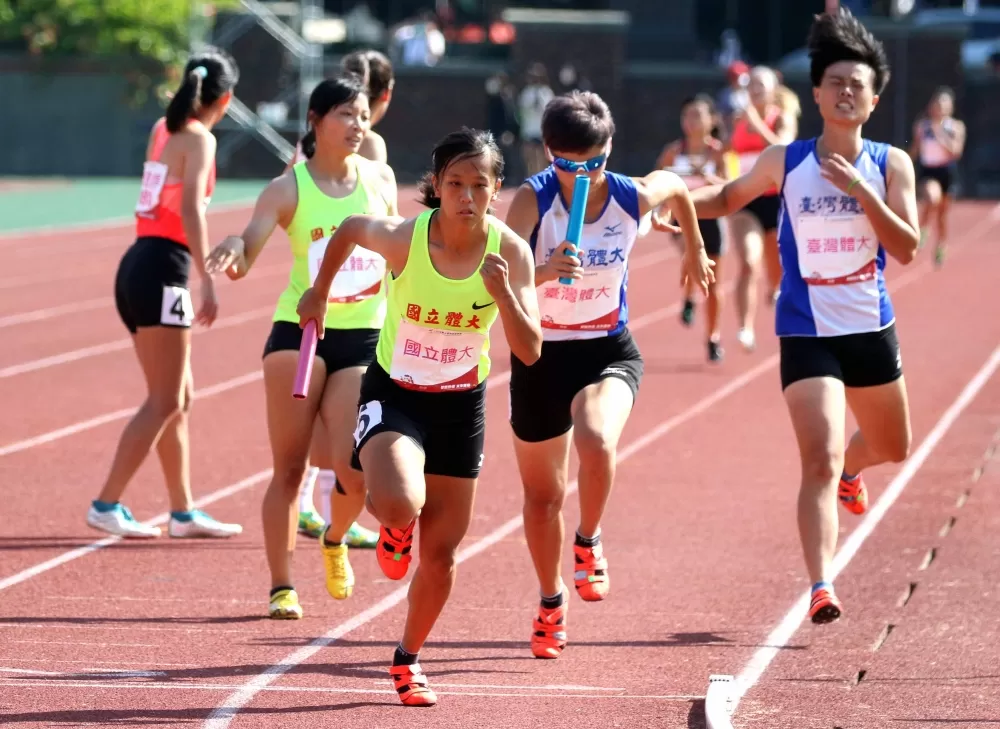 台體大第四棒余思屏接棒時仍落後，林嘉欣／攝影。
