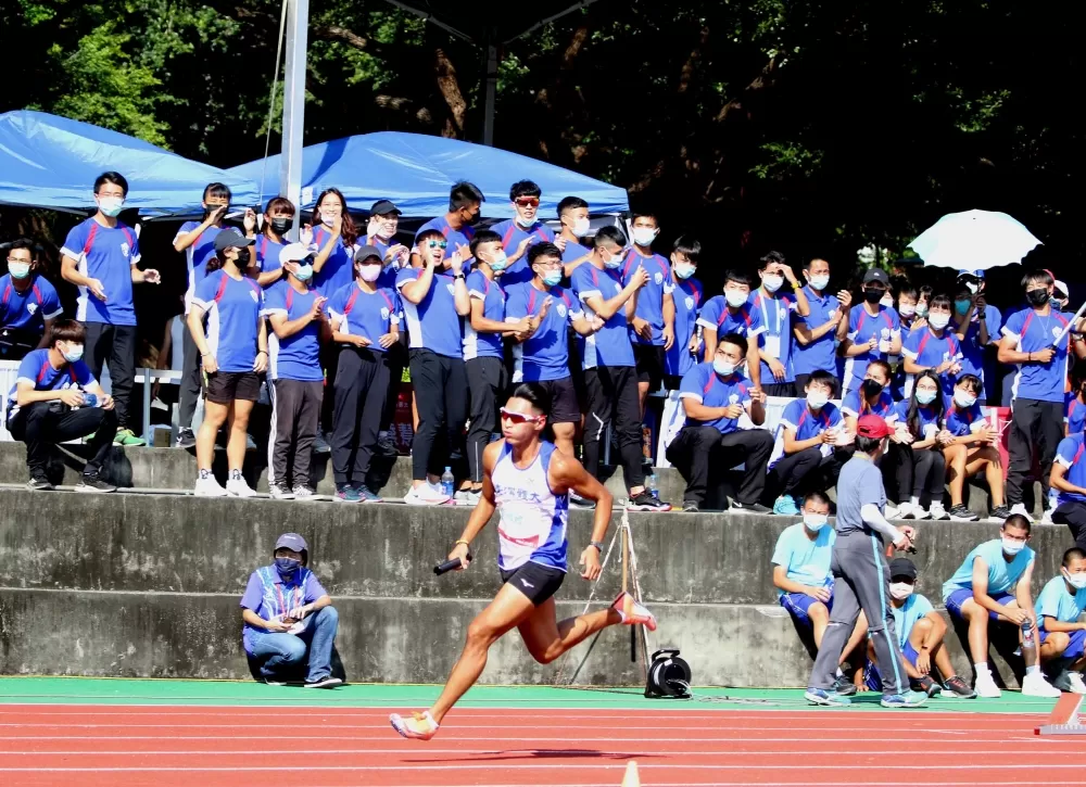 台體大為隊友加油。林嘉欣／攝影。