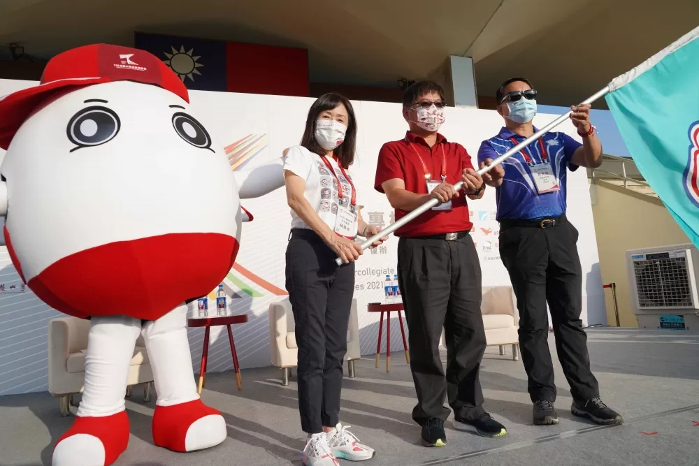 國體大校長邱炳坤接下會旗。成大提供，（下同）。