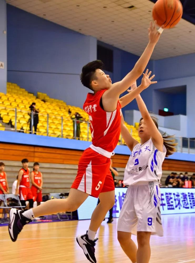 佛大U19世青國手控衛李宜樺飛身切入挑籃。