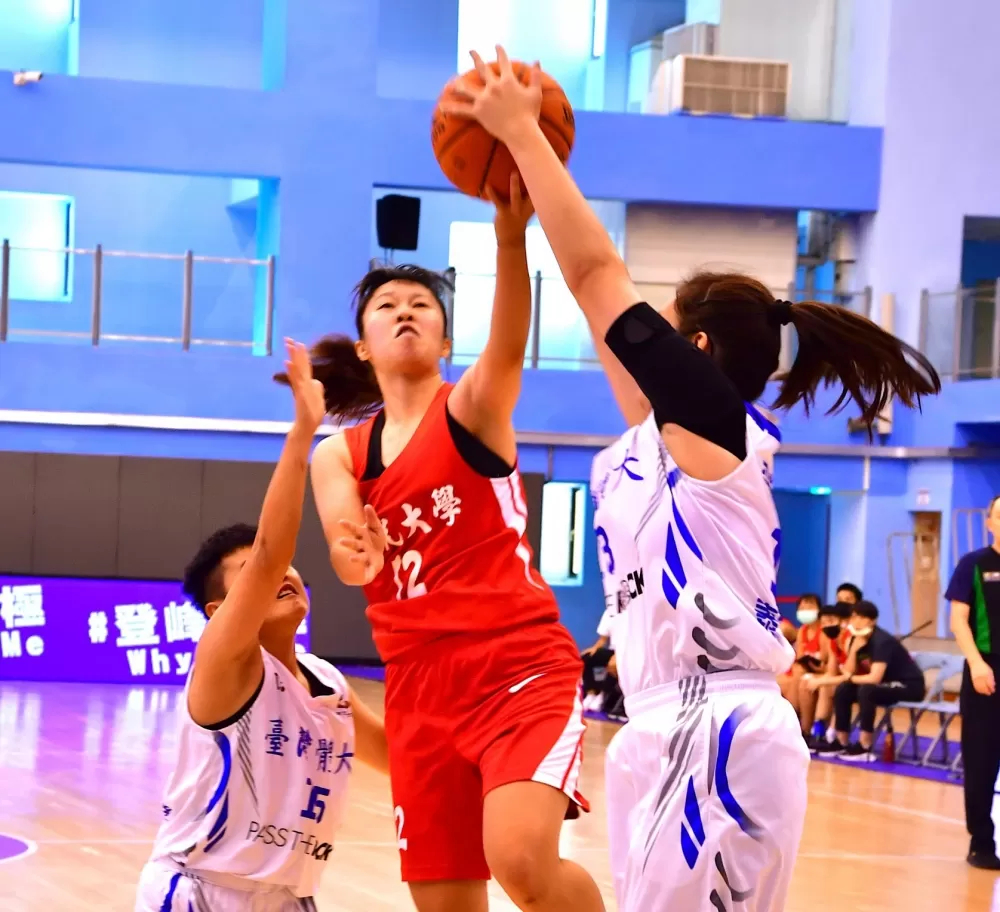 貢獻16分的。佛大大二前鋒黃意娟突破上籃。