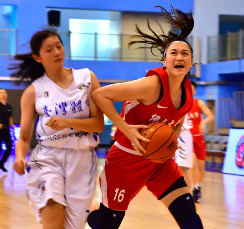 佛大大一菜鳥中鋒艾郁婕禁區強攻。大會提供。