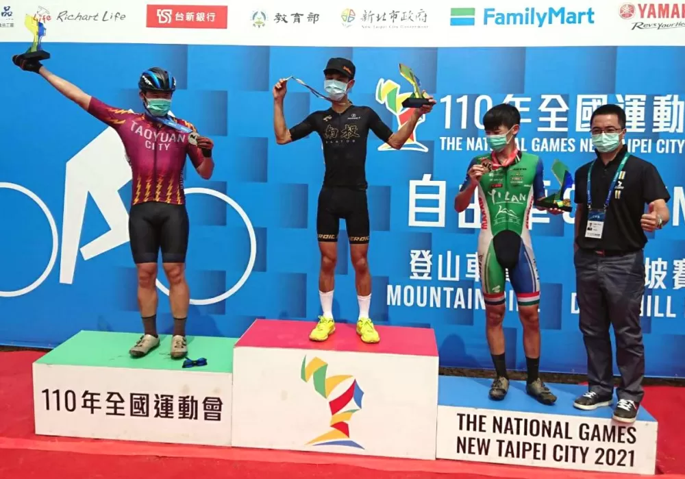 南寶樹脂隊李懿宸(左二)代表南投縣在全運登山車越野賽稱王。