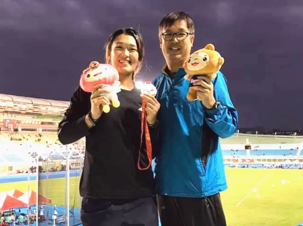 芎林國中教練鍾彩榮（右）和余雅倩。