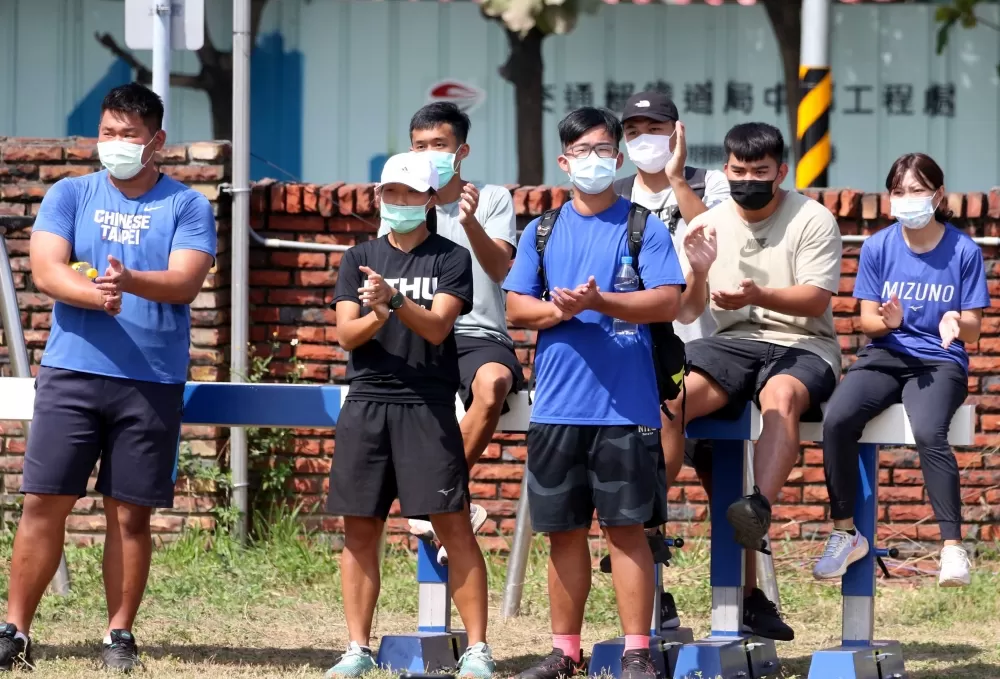 清大同學幫郭柏辰加油。林嘉欣/攝影。