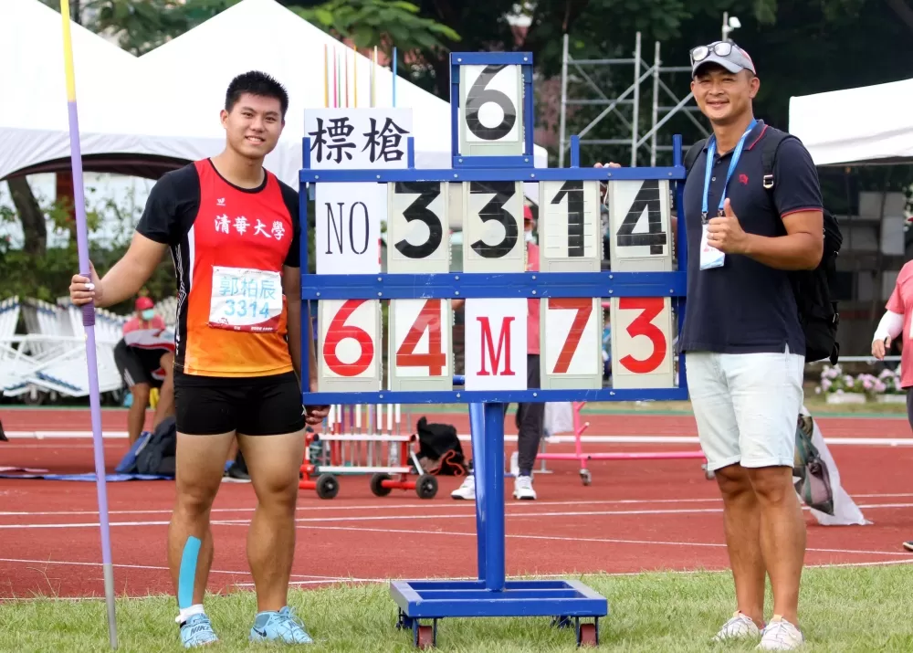 清大郭柏辰標槍破大會連莊後,和教練周宜辰合影。林嘉欣/攝影。