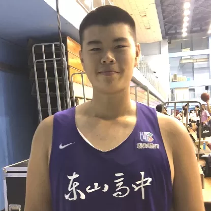 東山高一菜鳥廖子程錯跑路線卻幸運籃下攻進最後致勝4分晉四強。