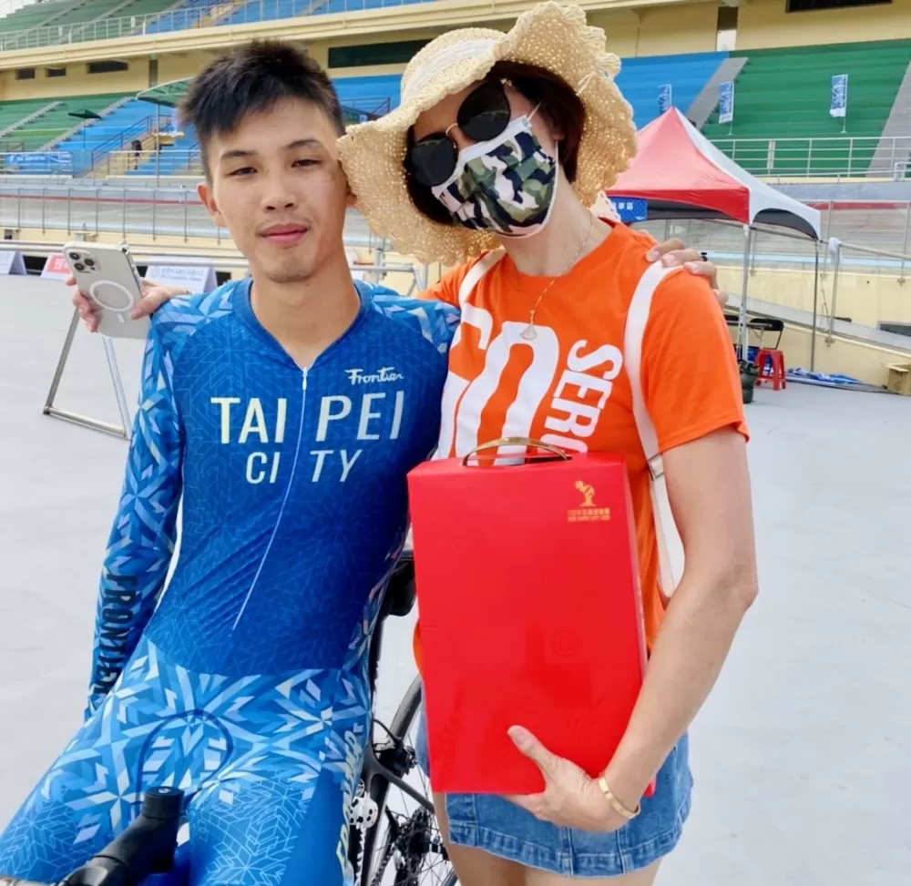 杜志濠和媽媽。莊梅香／提供。