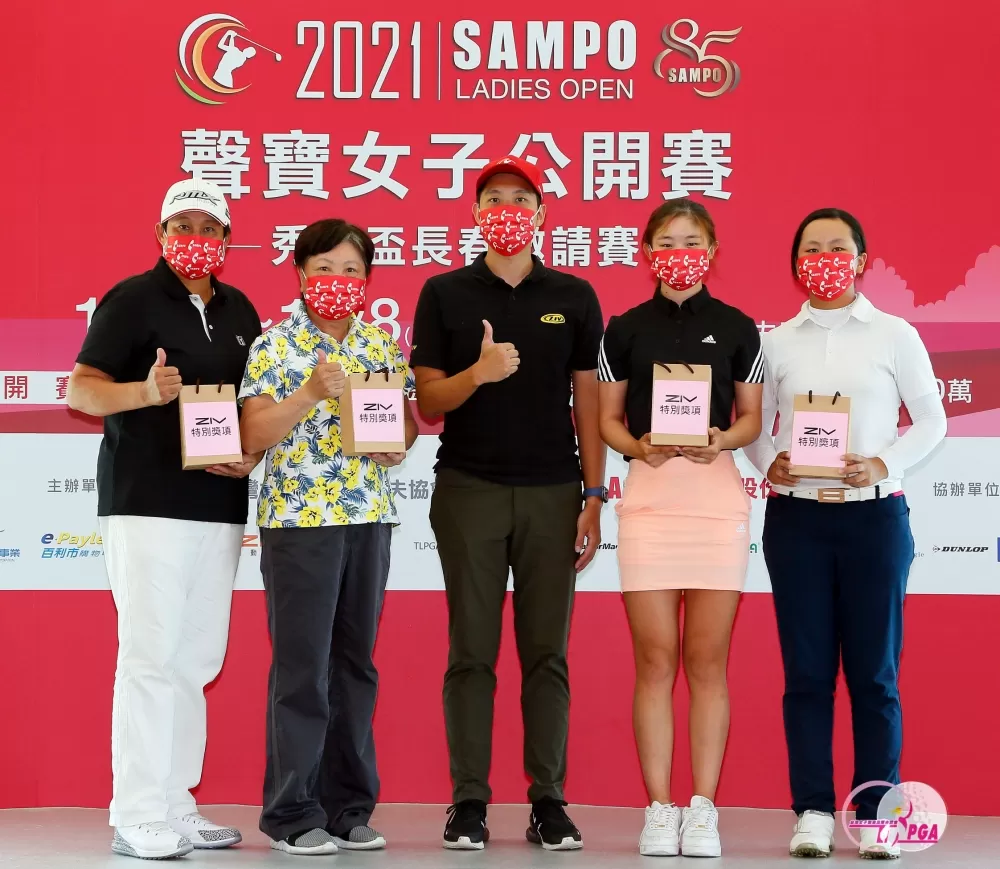 遠炬有限公司業務經理莊博淳(中)頒發特別獎項ZIV眼鏡,由各組冠軍代表受獎。