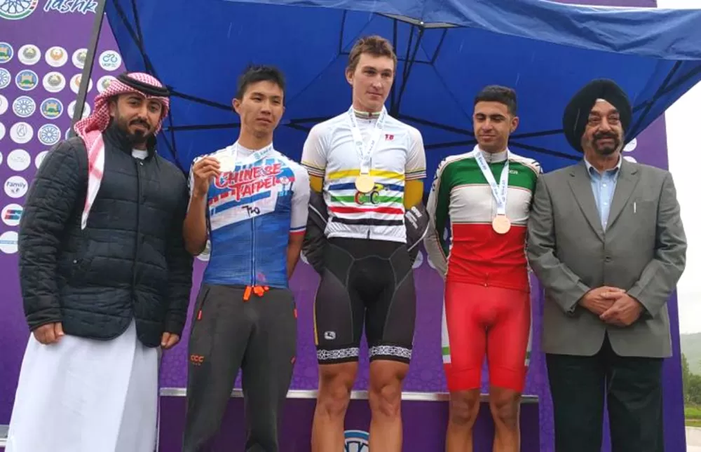 杜志濠（左二）在國際賽也有出色表現。楊東蓁／提供。