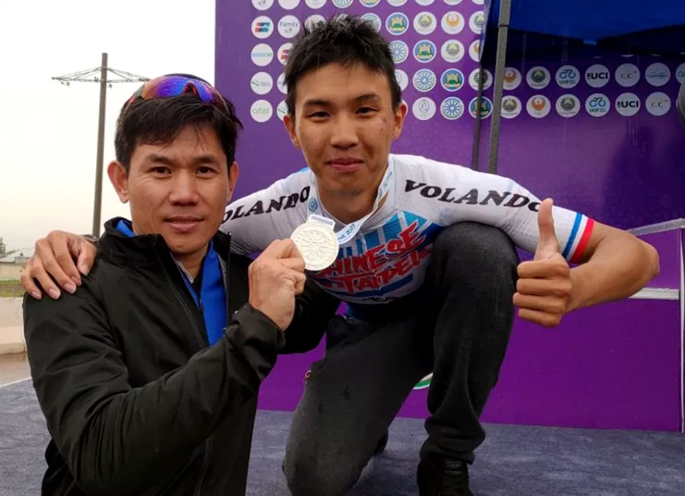 杜志濠（右）很感謝恩師黃顯熙。楊東蓁／提供。