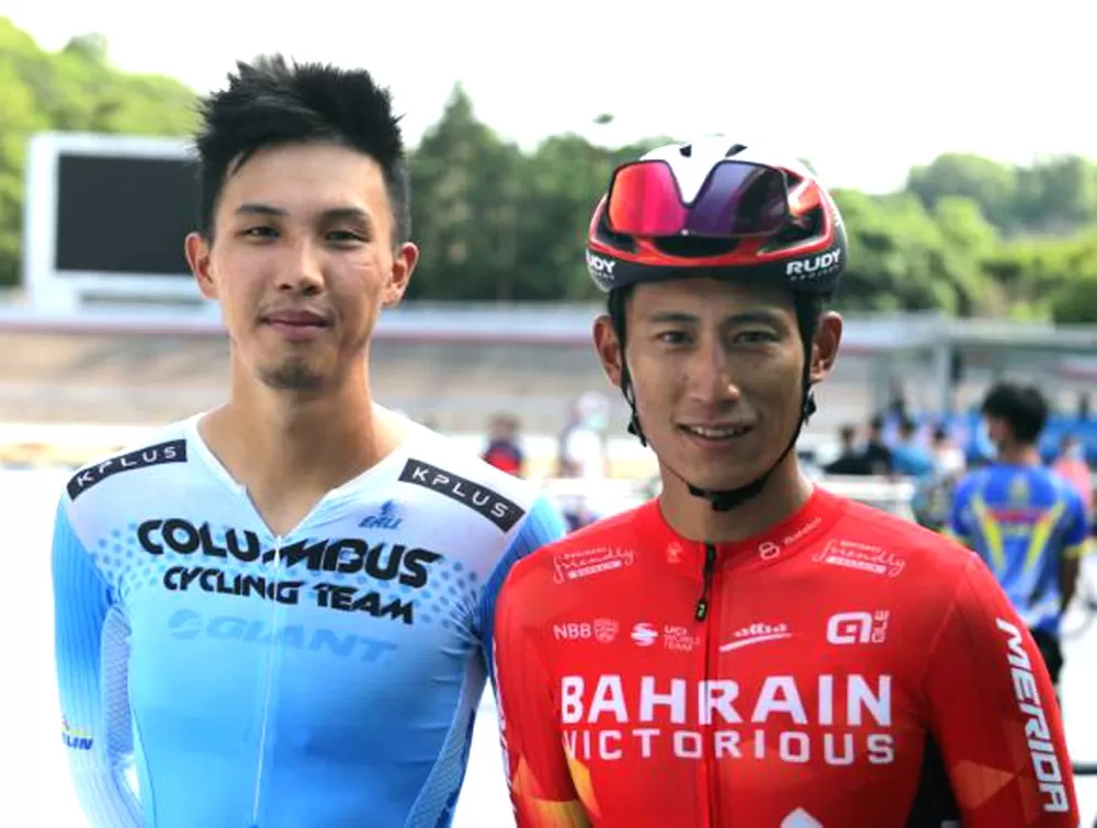 杜志濠（左）感謝東奧國手馮俊凱建議他嘗試地賽。自由車協會／提供。