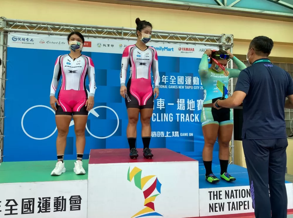 王慈均(中)奪3金。