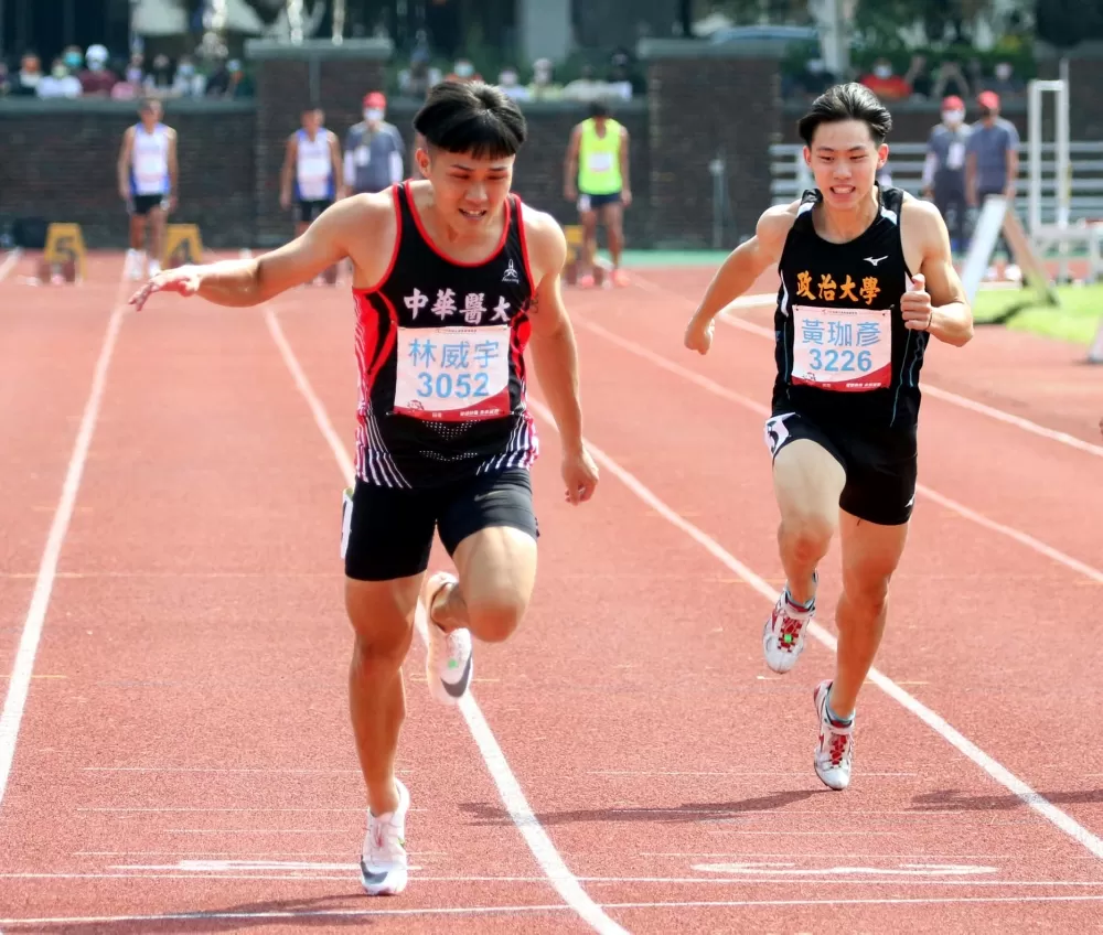 中華醫大林威宇(左)在全大運一般男100公尺以10.68奪金,成績在公開組可奪銀。林嘉欣/攝影。