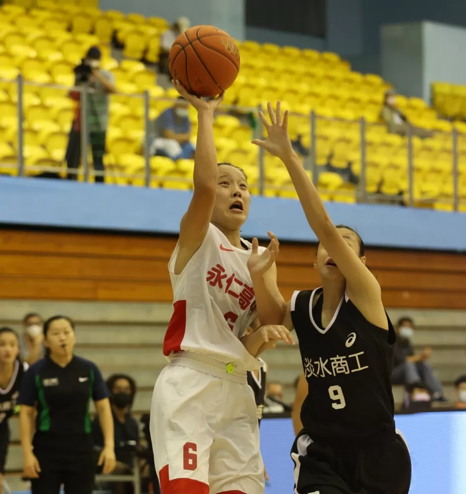 永仁全方位高三「一姊」邱群琋進4記三分球拿23分含末節10分。
