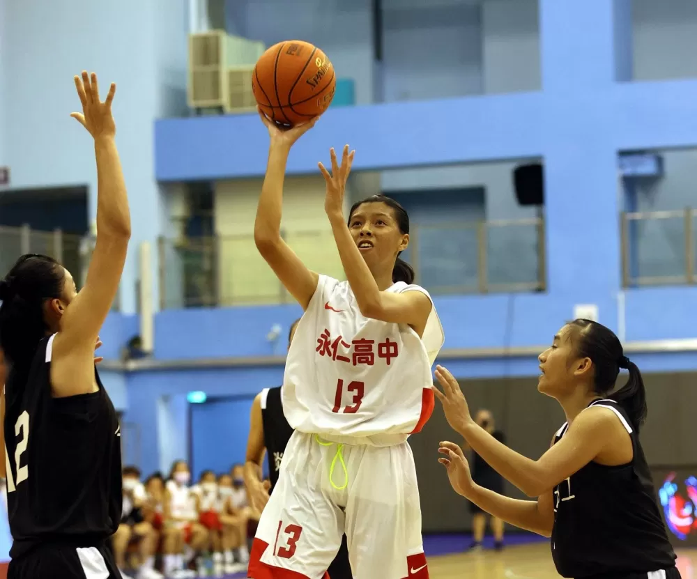 三分、火鍋都偶有佳作的175公分永仁高一「潛力股」前鋒王逸汝。大會提供。下同。