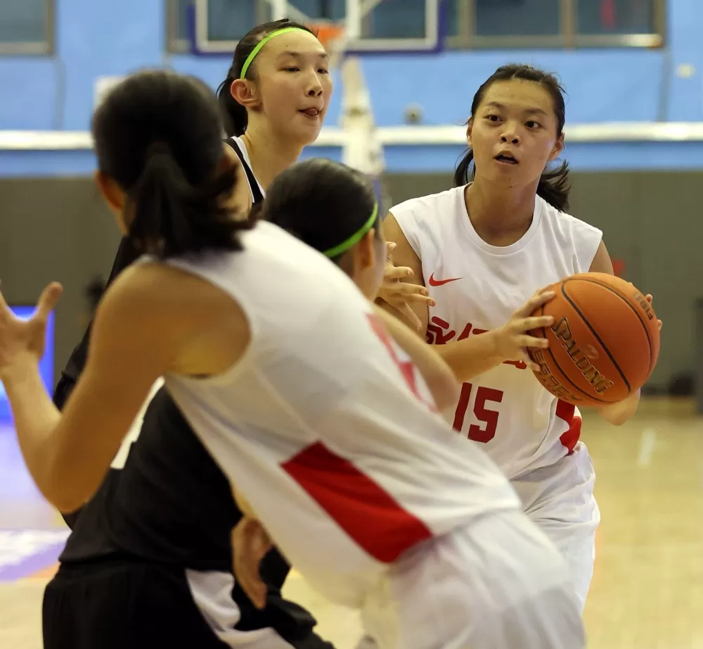 出身嘉義水上國中的180高一菜鳥中鋒何語曈(右)有助永仁禁區。