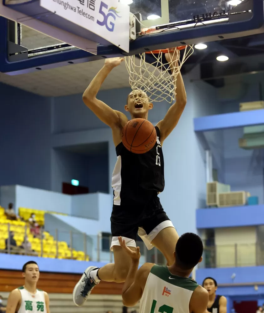 能仁鄒子羲旱地拔蔥雙手爆扣。