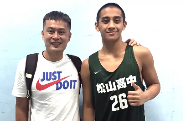 松山菜鳥林現惟表現不俗,昔日舊社國小義務教練劉峻志來探班。