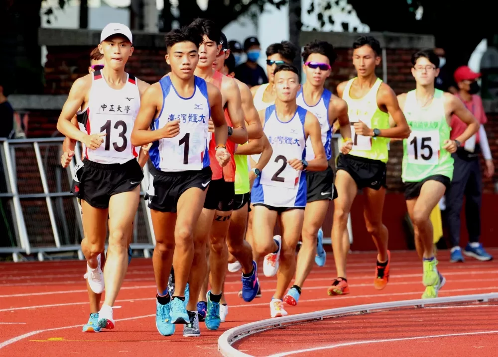 前競走全國紀錄保持人張洧綝(後),全大運報名1萬公尺練體能。林嘉欣/攝影。