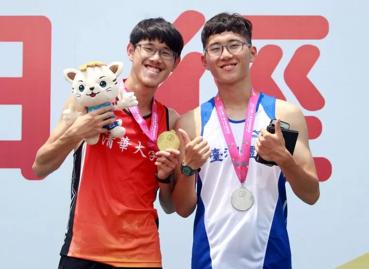 張洧綝(左)和弟弟張洧睿在2019全大運金包銀。林嘉欣/攝影。