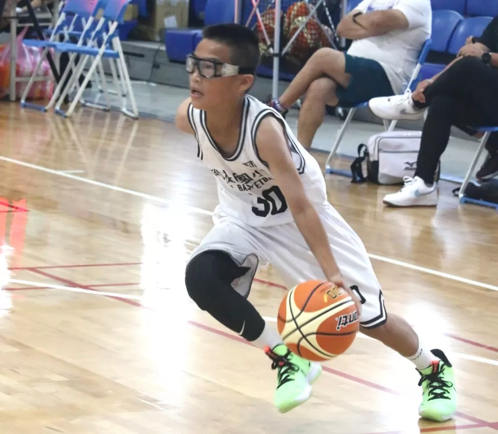 新北武林冠宇運球推進。