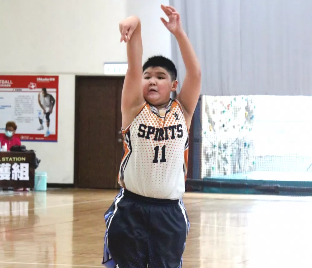 連勝文二兒子連安捷出手有模有樣。