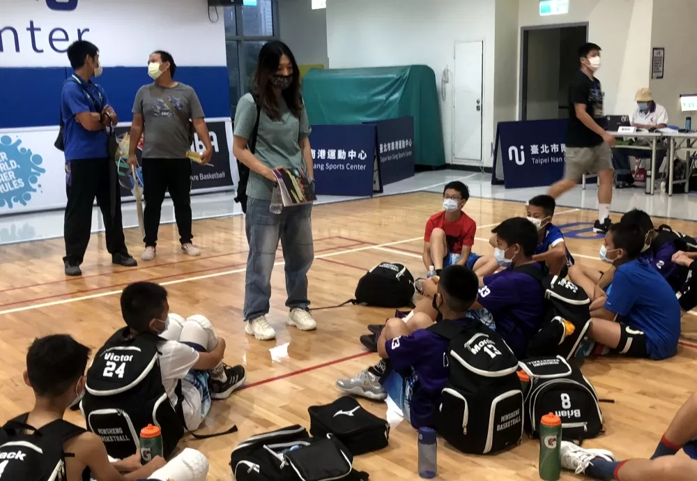 合球出身的民生女教練史凱華賽後精神講話。