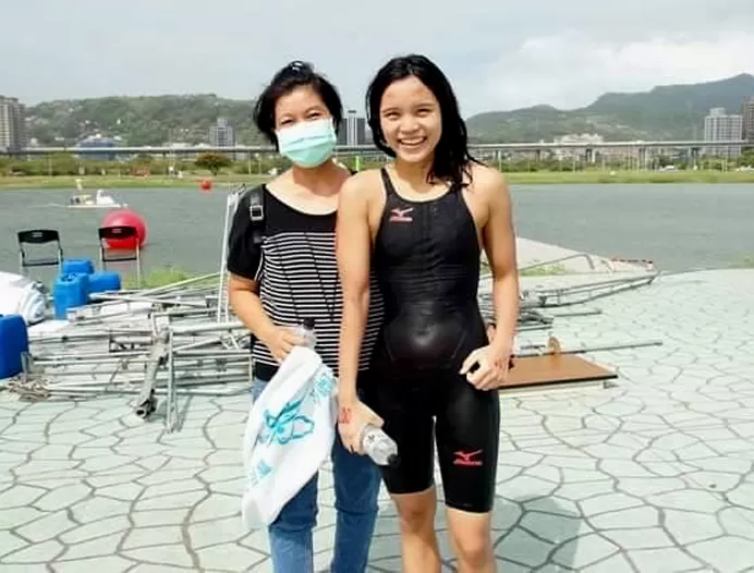 基隆市鄧羽彣勇奪女子組冠軍後和媽媽合影。