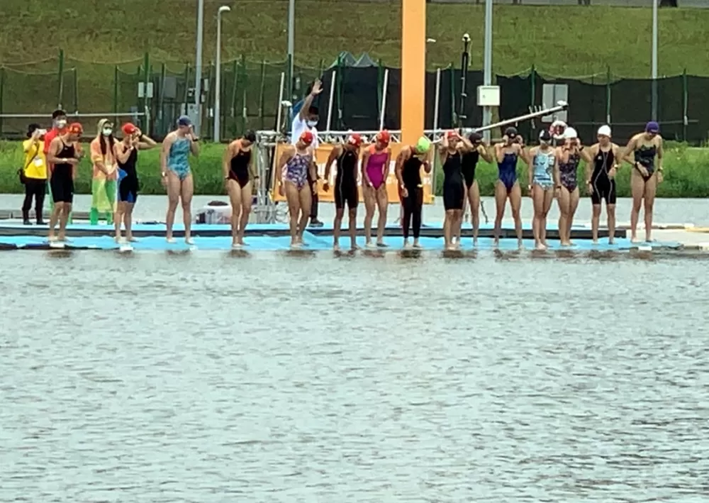 女子組準備出發。