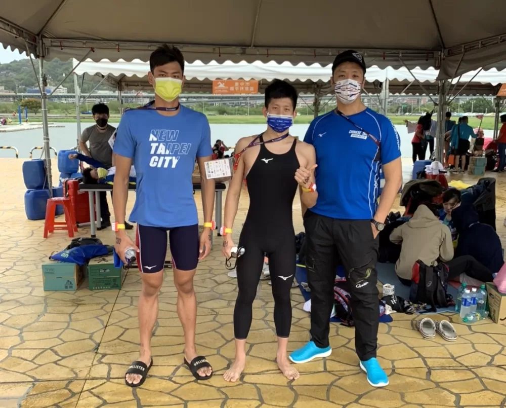 卓承齊(中)奪金,隊友廖梓丞(左)得銀。