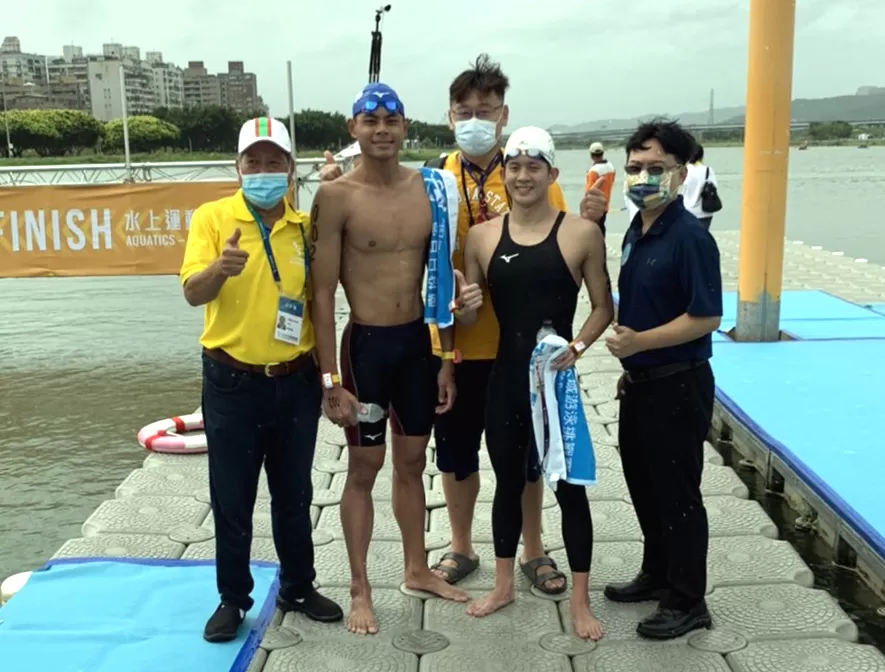 卓承齊(右二)和教練劉曜彰(右三)。