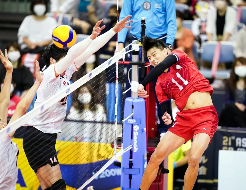 亞錦賽表現出色的「黃金左手」吳宗軒(右)歸建台中太陽神隊。圖/亞排聯提供。