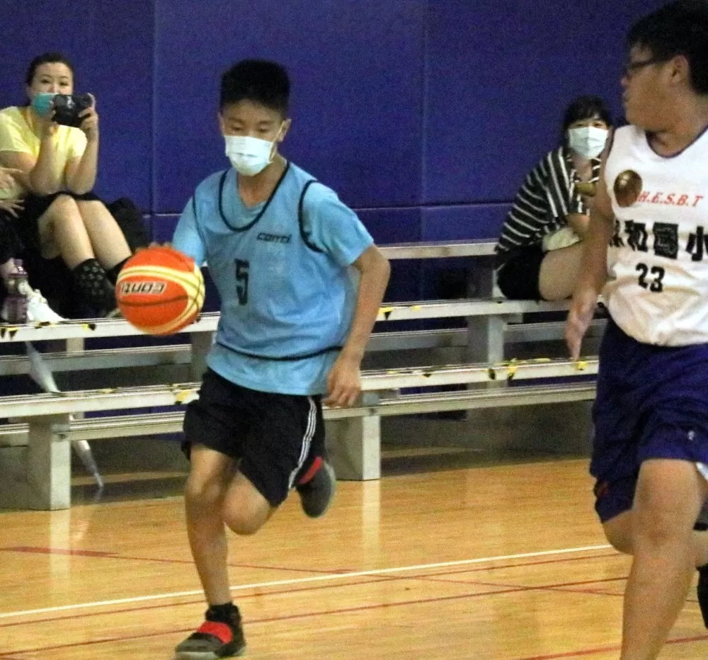 胡適國小男籃「一哥」郭昀叡運球推進。