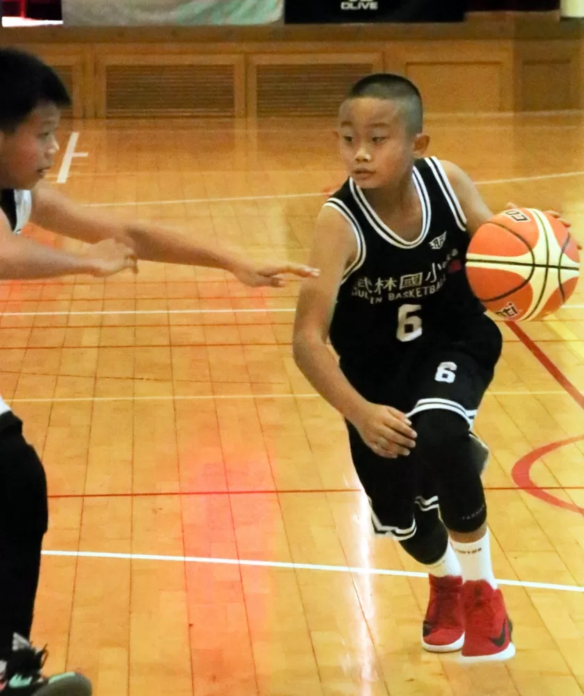 武林廖恩楷運球突破。