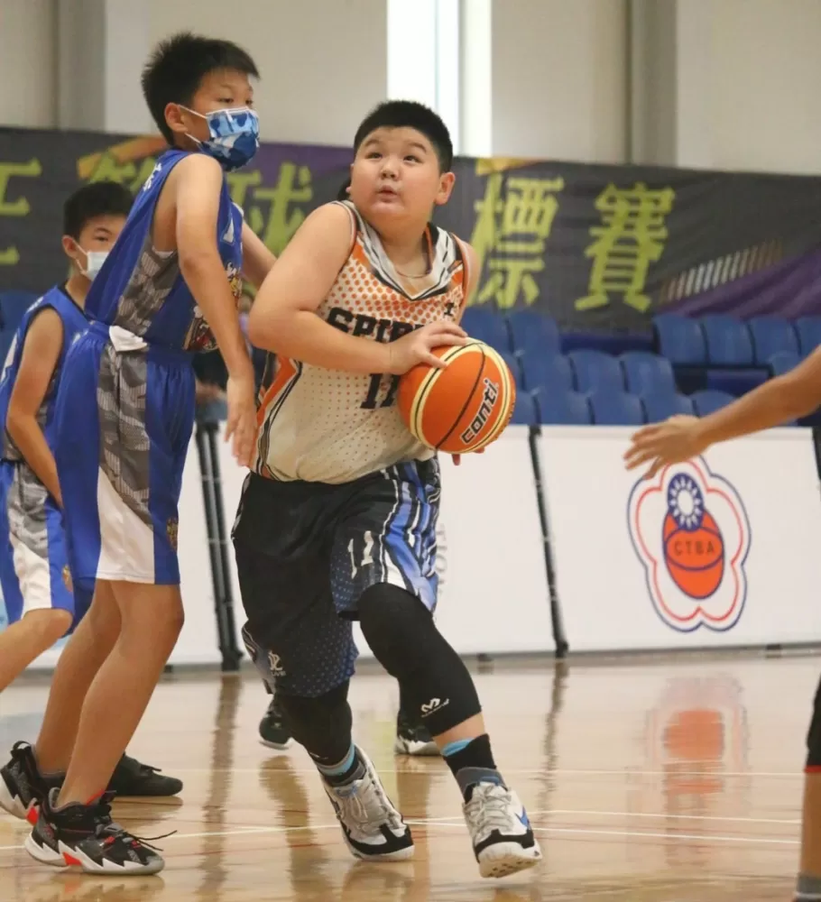 連勝文二兒子連安捷(右)手感找回得6分較首役進步。大會提供。下同。