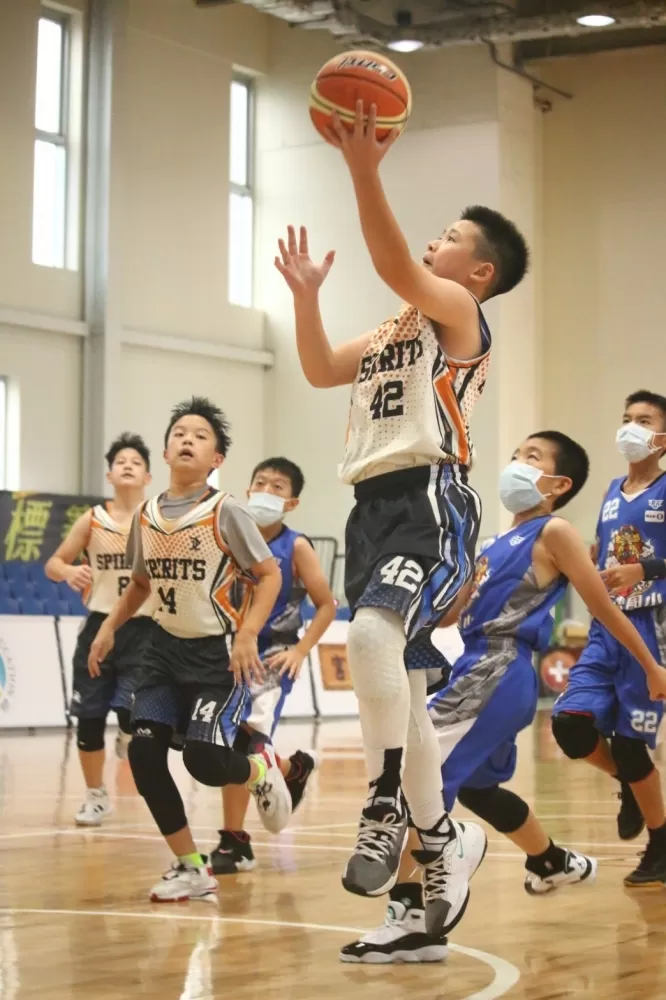 美國學校Aaron Hsien切入上籃。