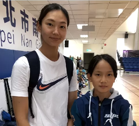 士林教練林晏汝與萬綠叢中一點紅的男籃隊史第一位女球員吳育嫙。