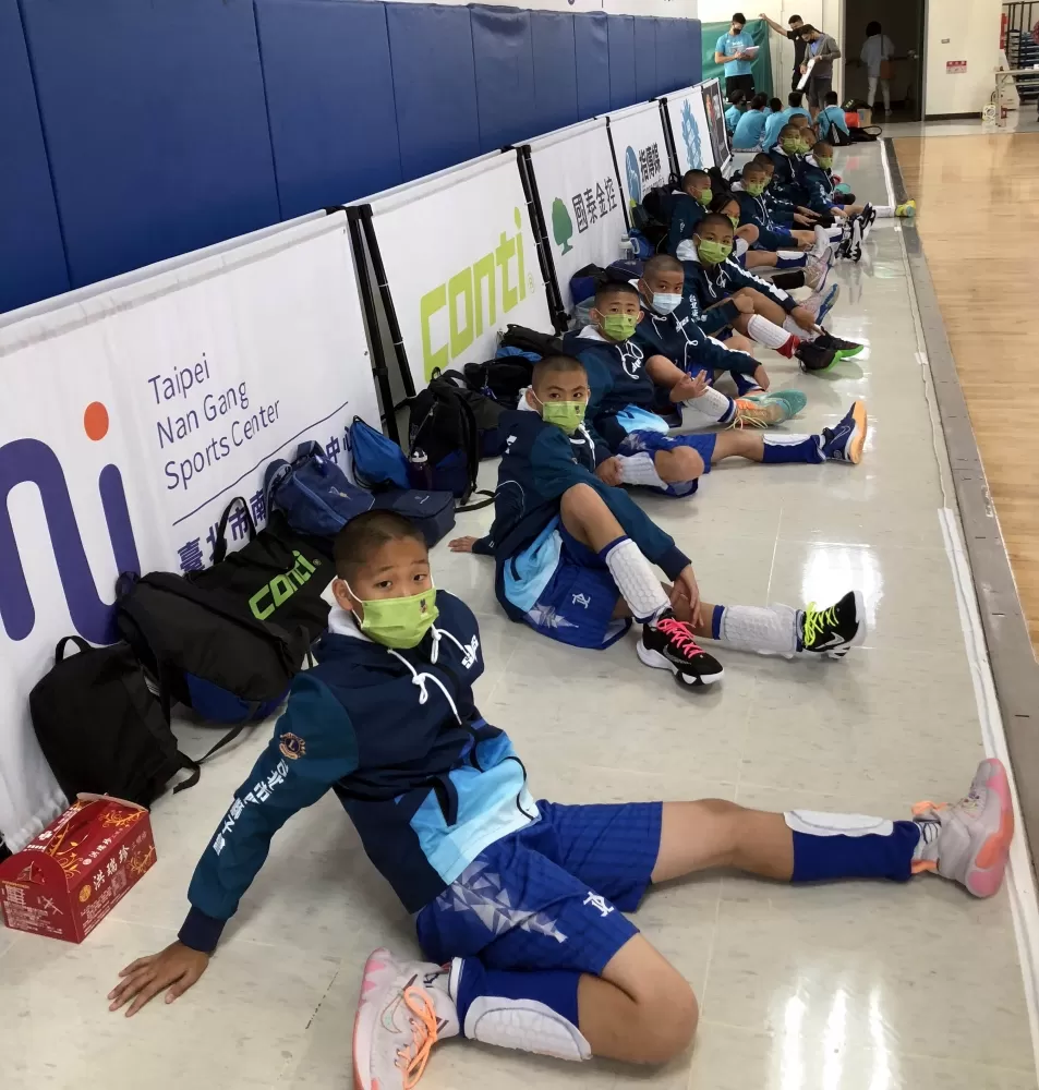 士林國小男籃賽後整齊做操、展現團隊精神。