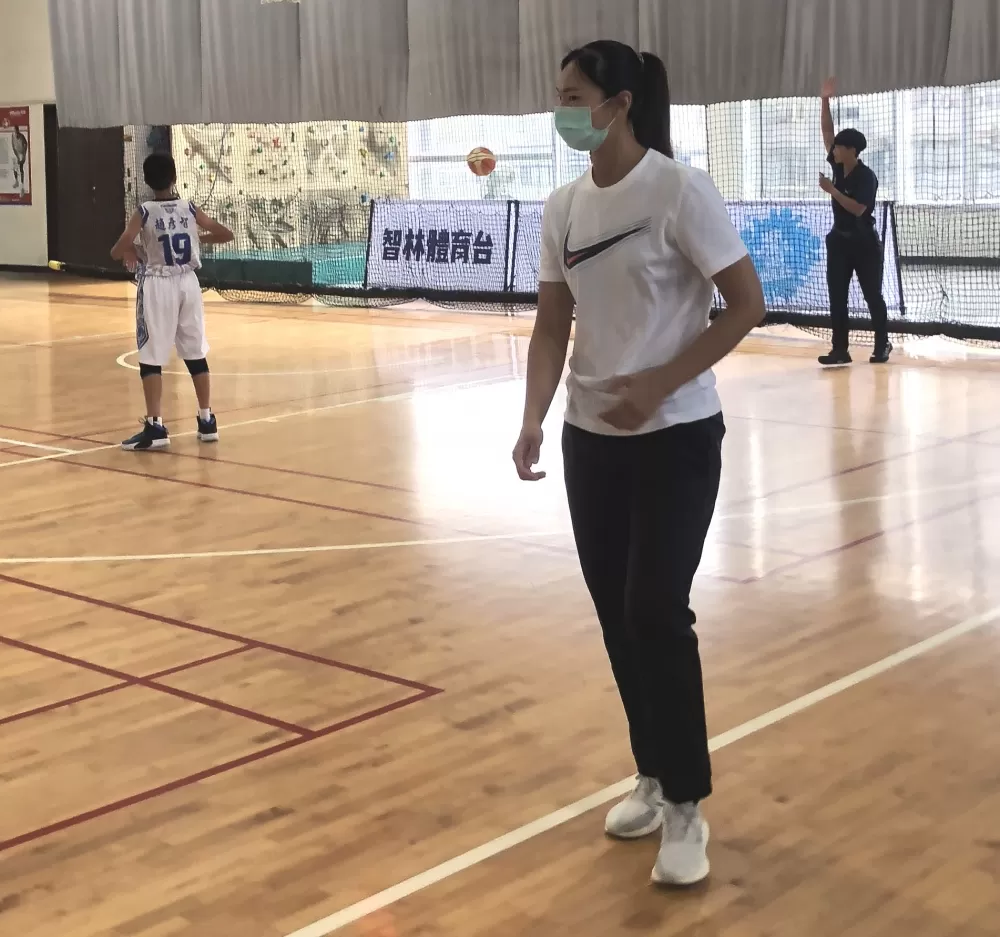 出身HBL名校陽明高中的士林國小男籃教練林晏汝，帶兵認真投入。