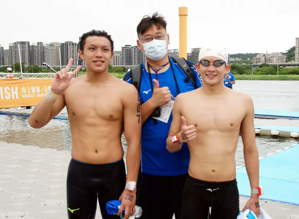 再度金包銀的卓承齊(右)、曾楷文(左)和教練劉曜彰。卓承齊媽媽提供。