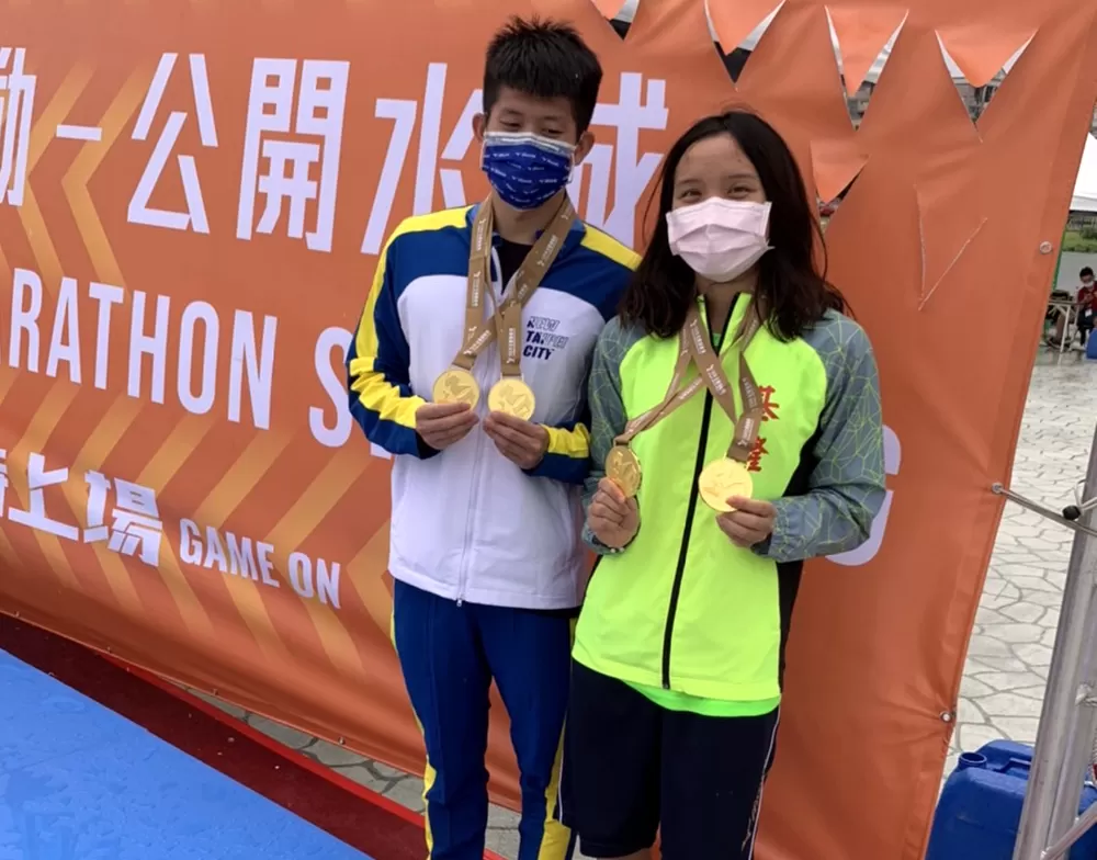 卓承齊和鄧羽彣喜奪雙金。卓承齊媽媽提供。