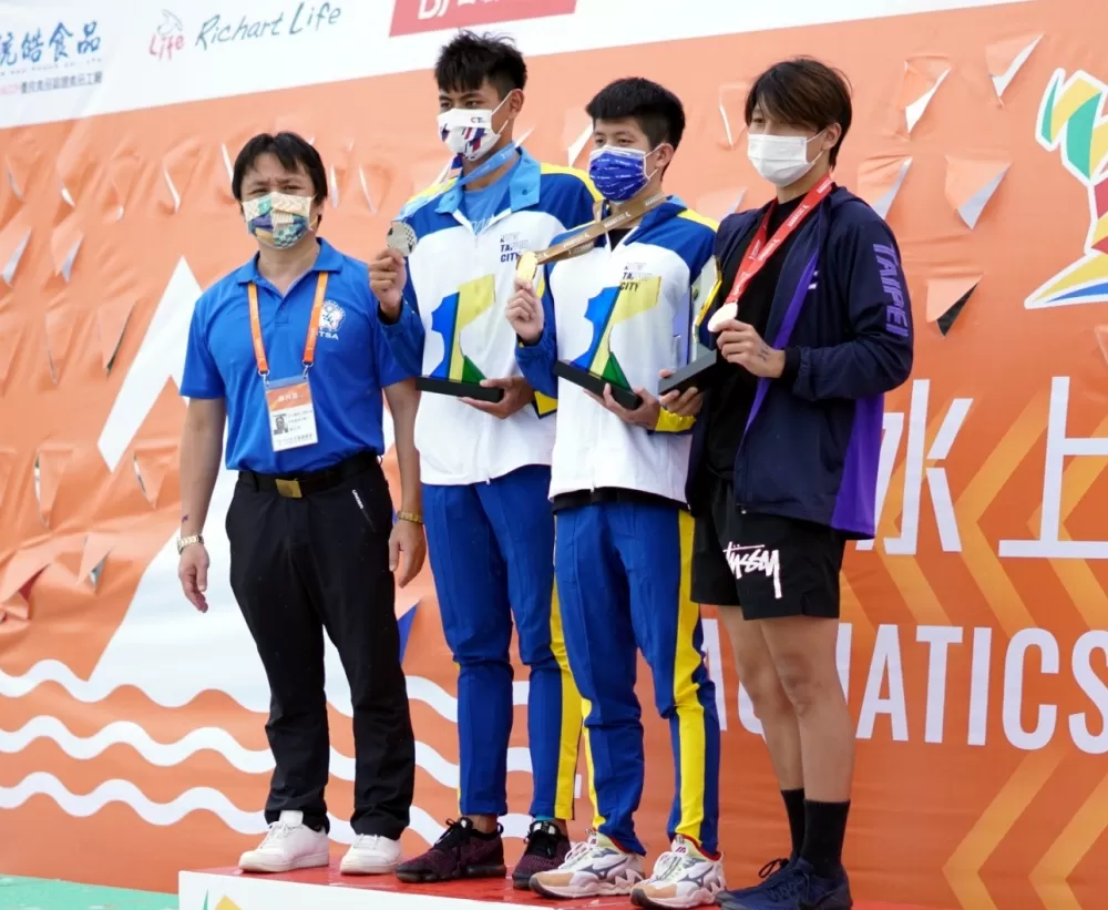 新北市卓承齊(右二)、曾楷文(左二)金包銀。林家賢/攝影。