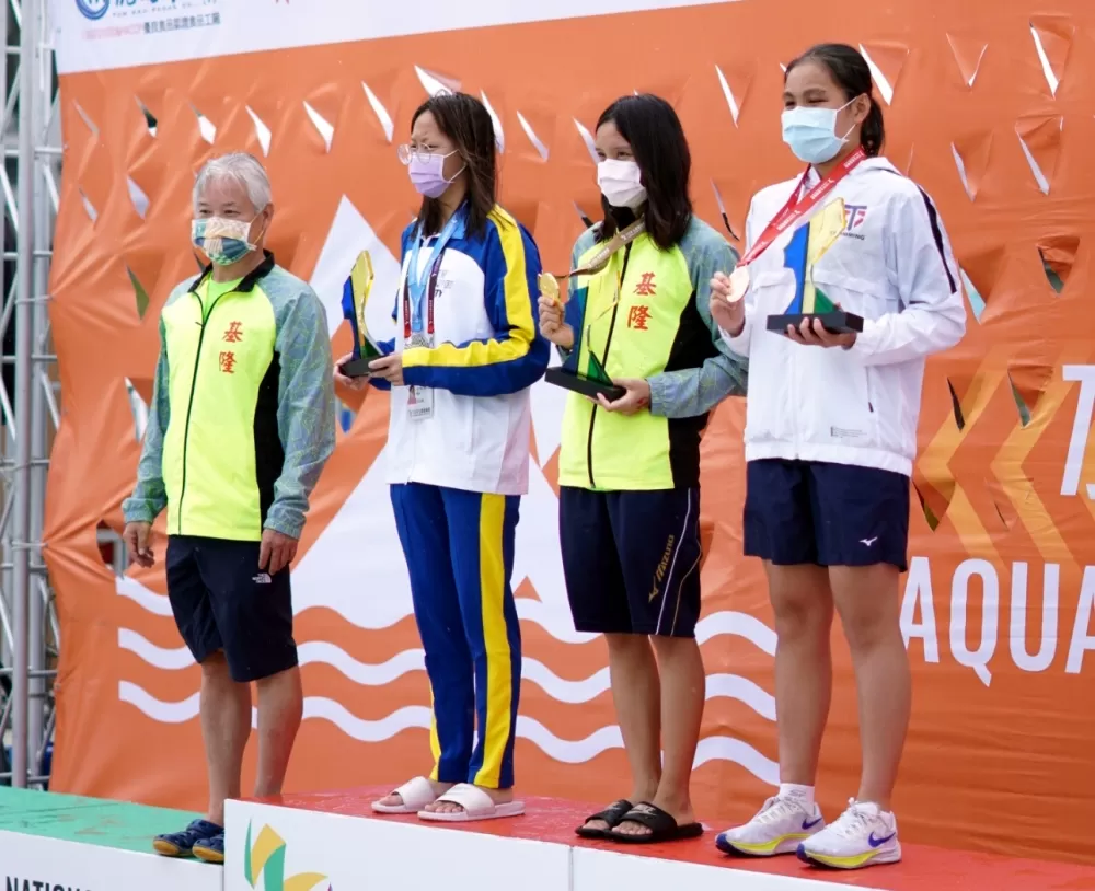 基隆市鄧羽彣(右二)5公里決賽再添一金。林家賢/攝影。