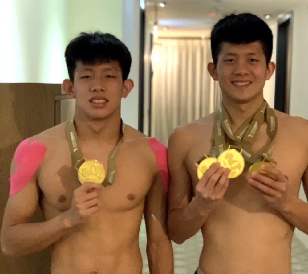 卓承齊(右)三金到手,弟弟卓沛齊也進帳一金。卓承齊媽媽提供。