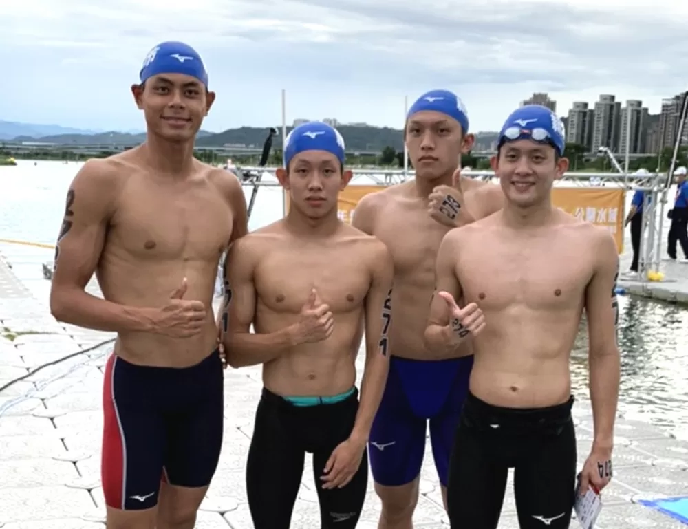 卓承齊(右)率新北市隊勇奪接力賽金牌,拿下個人第三金,卓承齊媽媽提供。