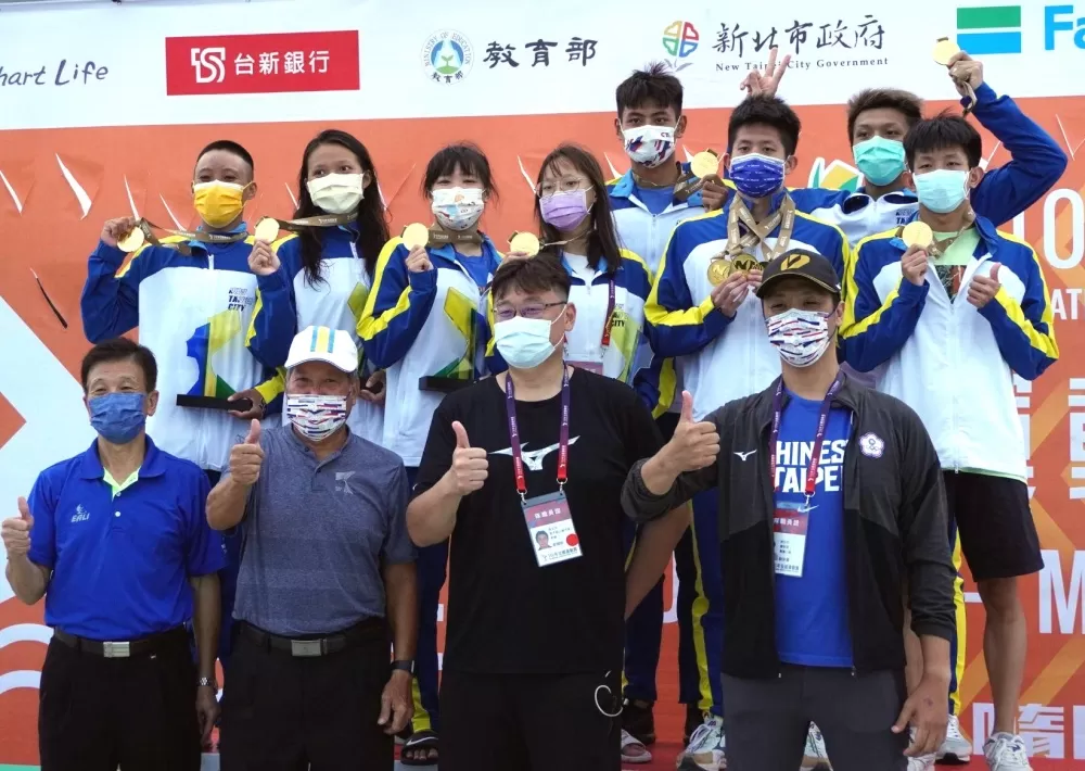 男、女4x1.25公里接力決賽,新北市隊喜奪雙金。 林家賢/攝影。