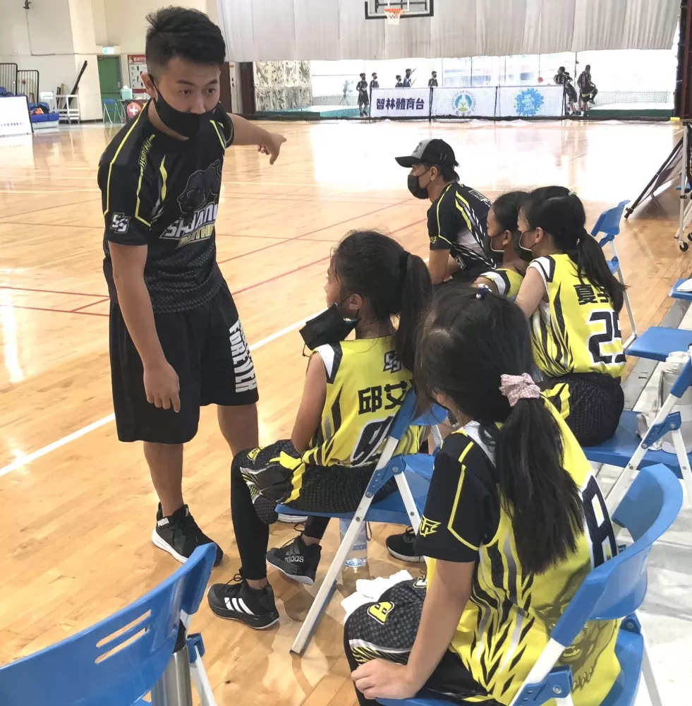 雙溪教練鍾嘉祐指點球員的攻防。